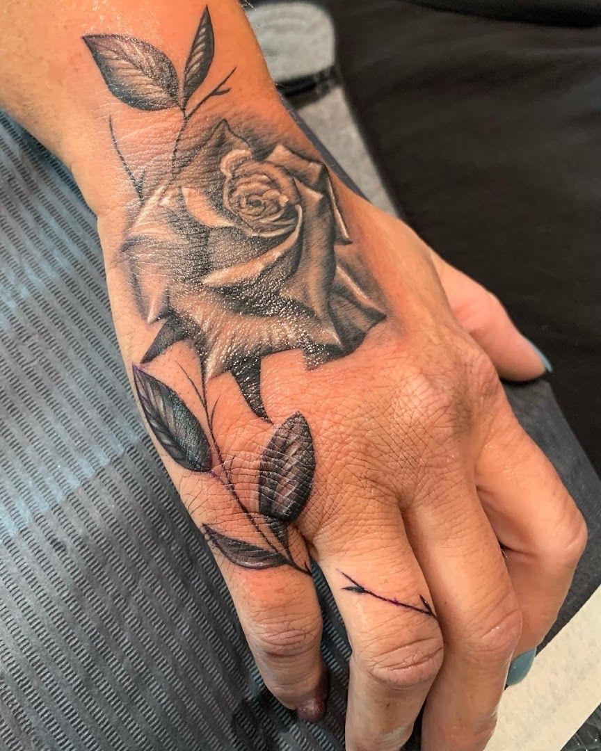 a rose narben tattoo on the hand, südwestpfalz, germany