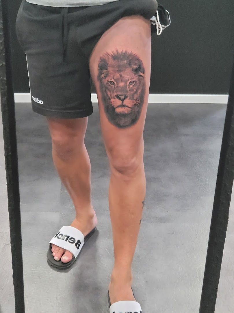 a man with a lion portrait tattoos on his leg, kreisfreie stadt darmstadt, germany