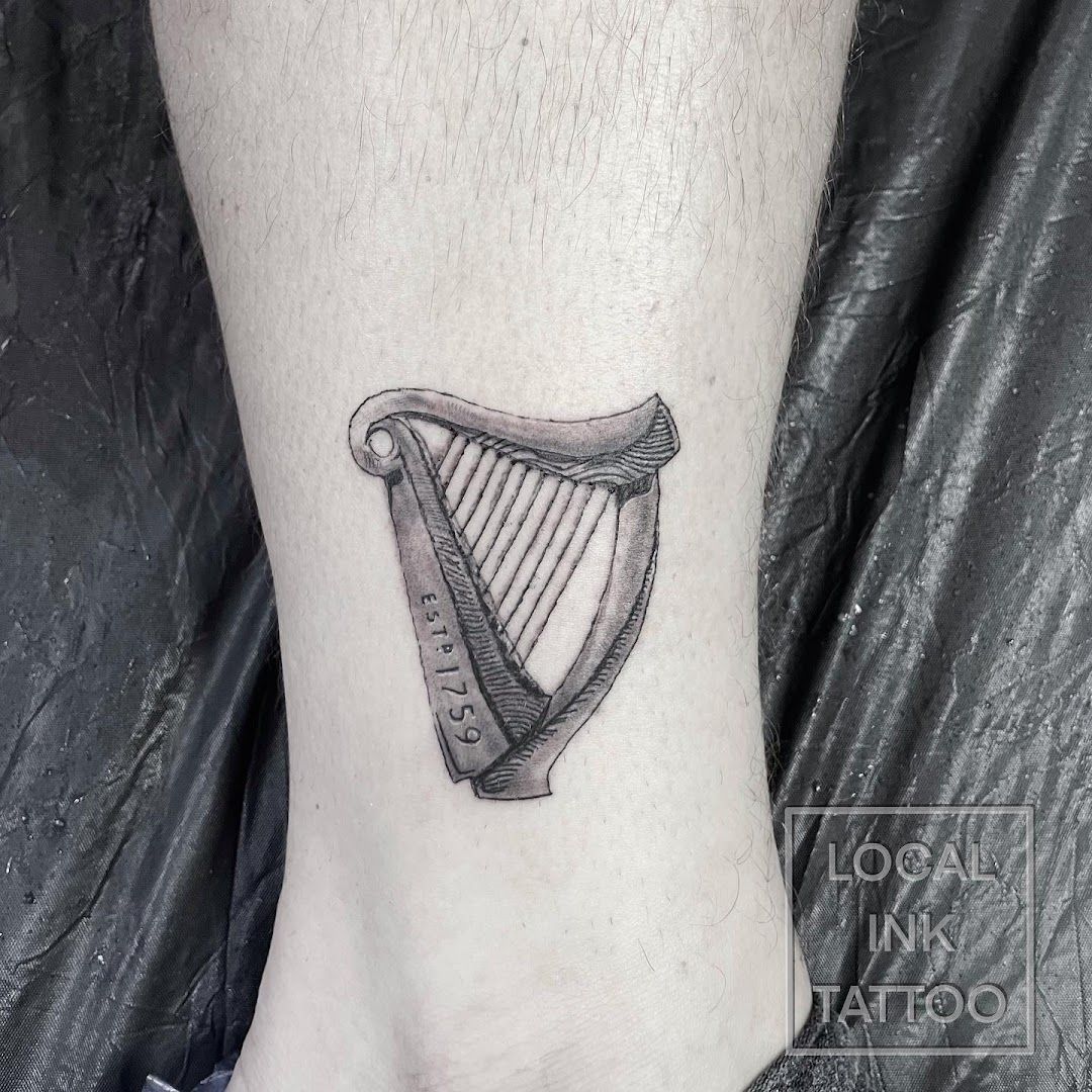 a narben tattoo of a harp on the ankle, paderborn, germany