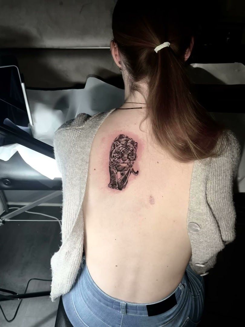 a woman with a narben tattoo on her back, aschaffenburg, germany