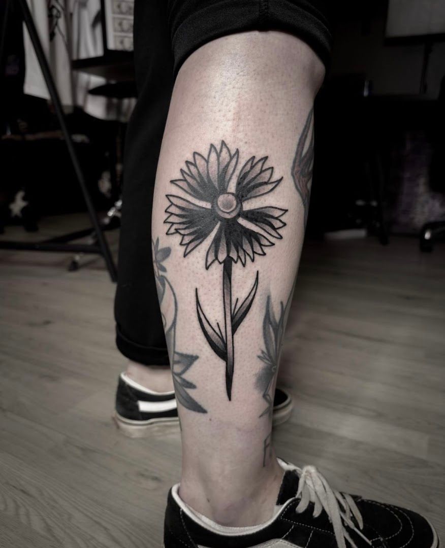 a black and white flower cover-up tattoo on the leg, zwickau, germany