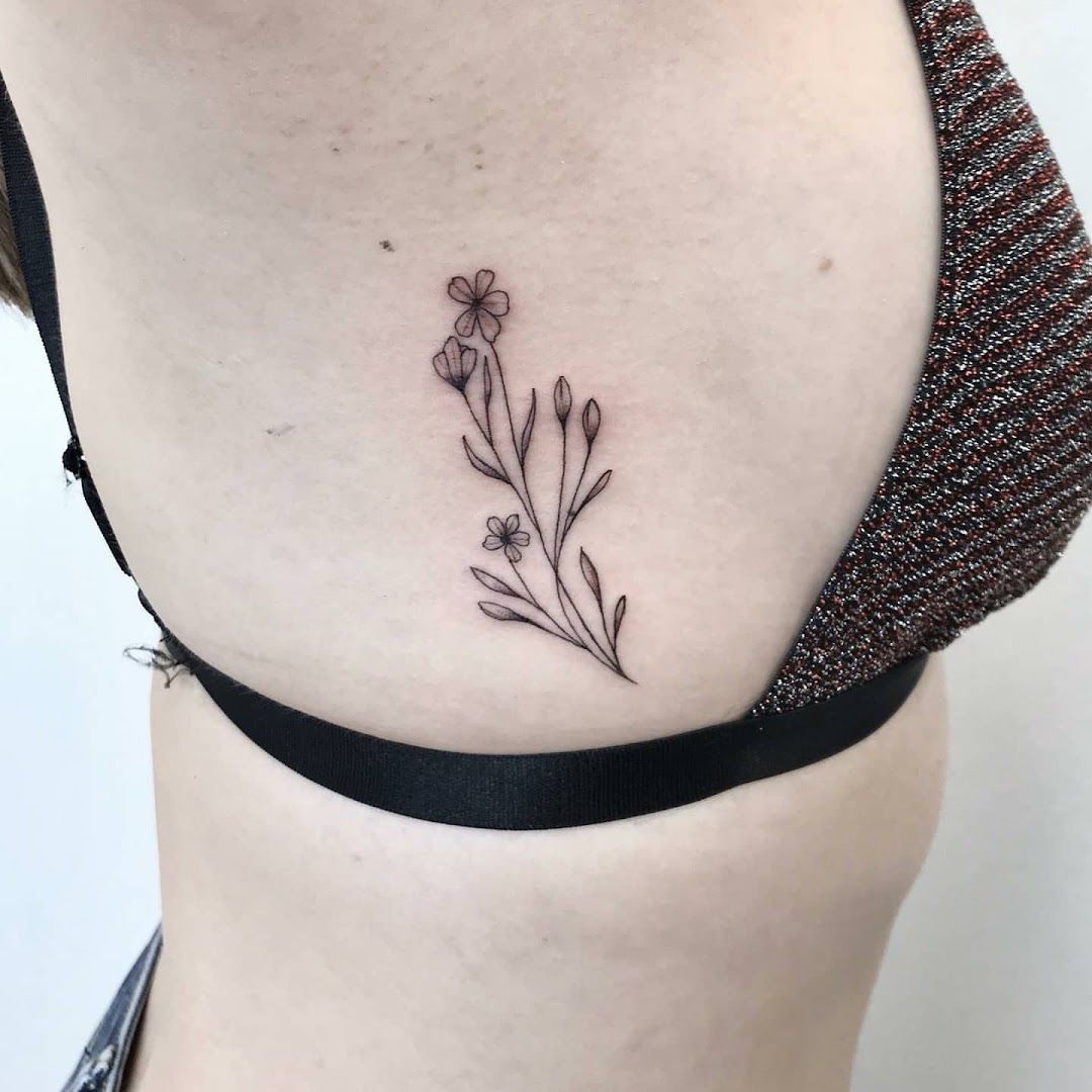 a small flower narben tattoo on the side, bonn, germany