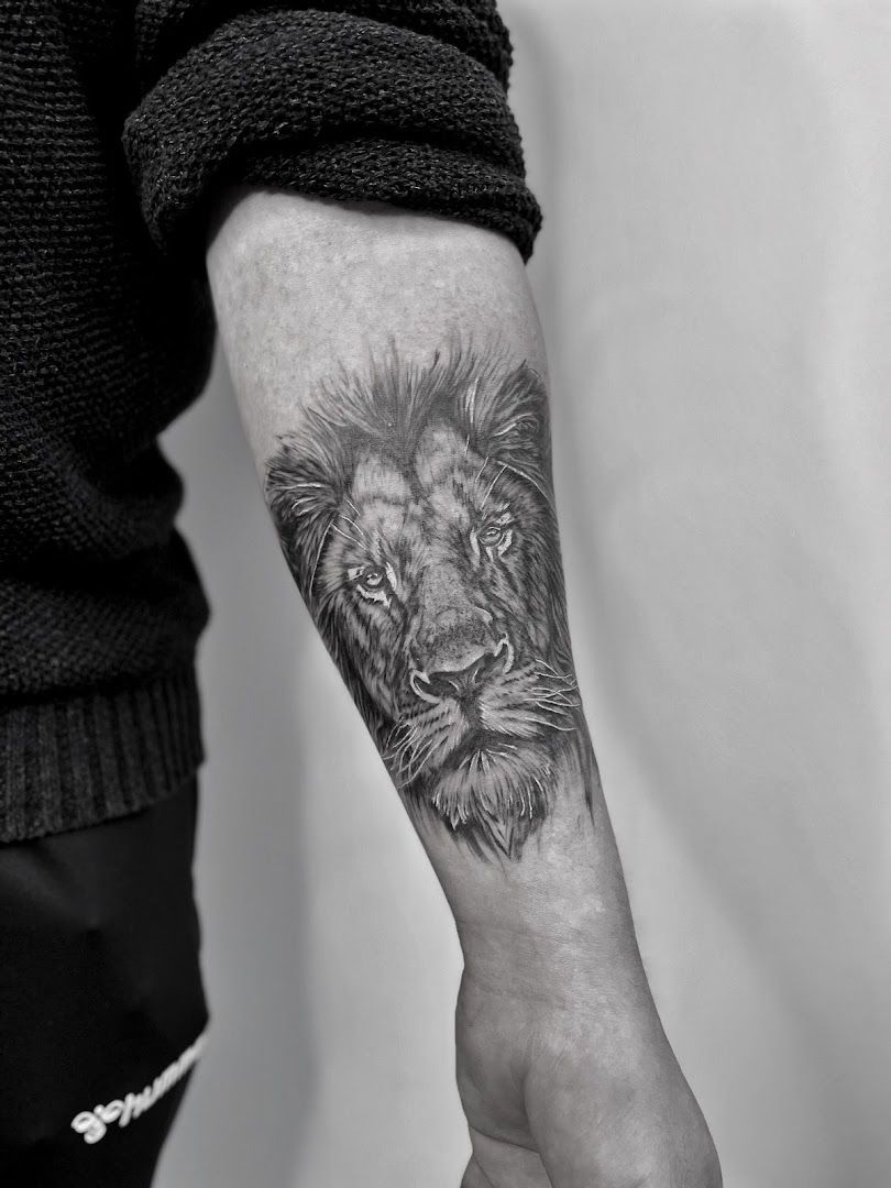 a man with a lion japanische tattoos in leipzig on his arm, kreisfreie stadt münster, germany