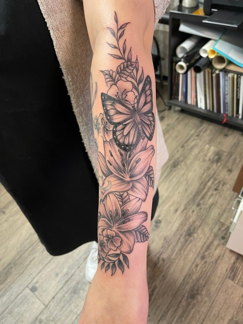 a black and white narben tattoo of flowers on the forearm, rhein-erft district, germany