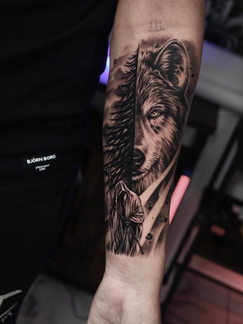 a black and white narben tattoo of a lion with a feather, bremen, germany