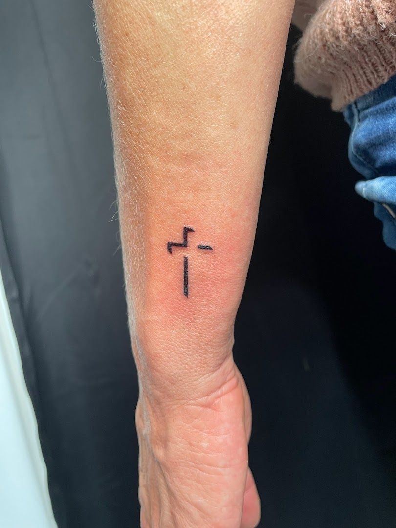 a small cross narben tattoo on the wrist, paderborn, germany