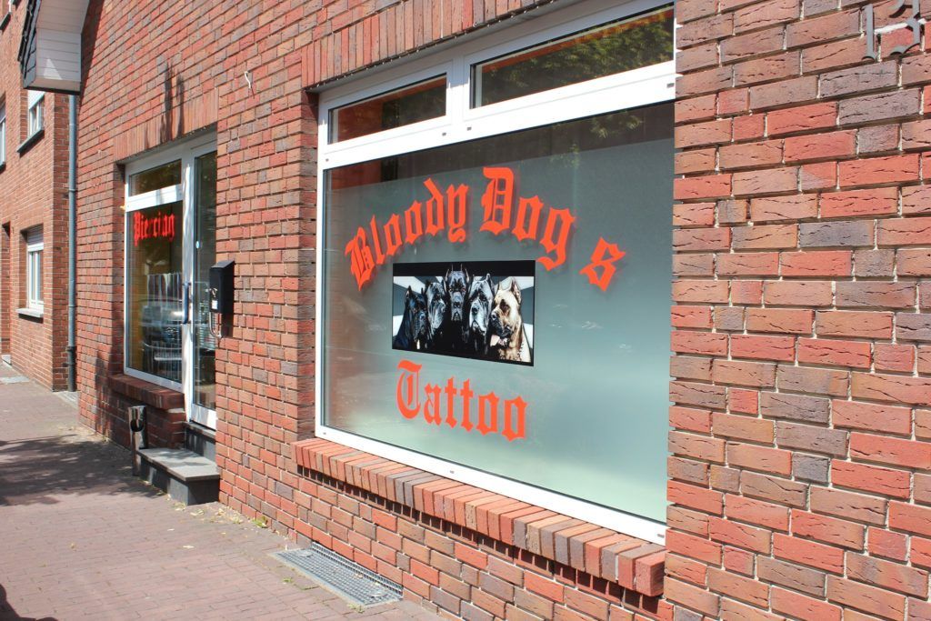 a brick building with a sign that says,'the doors are closed '