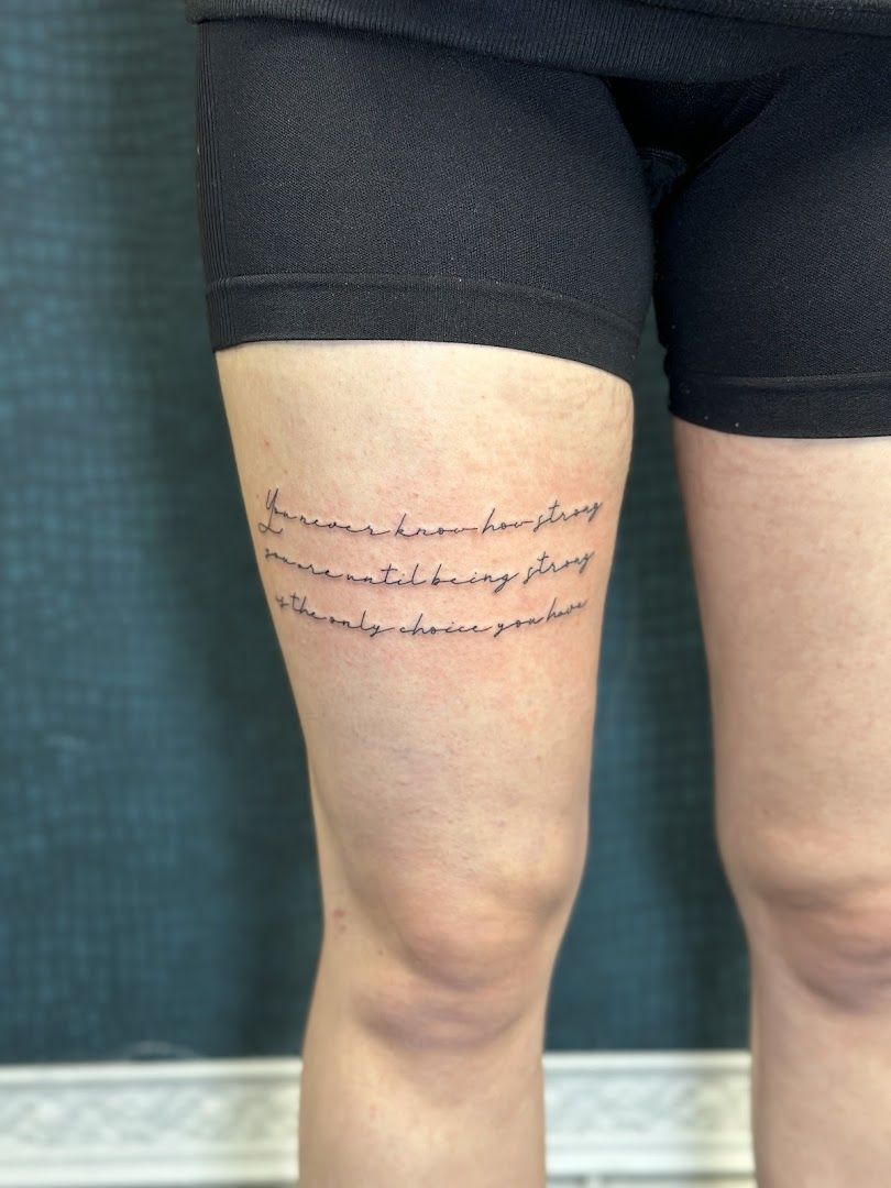 a woman's thigh with a narben tattoo saying,'i love you ', bielefeld, germany