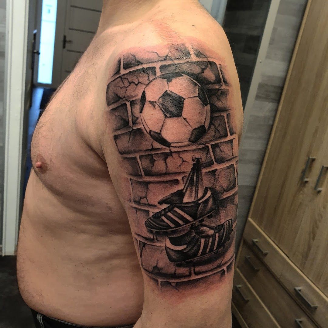 a man with a narben tattoo of a soccer ball and a soccer ball, hof, germany