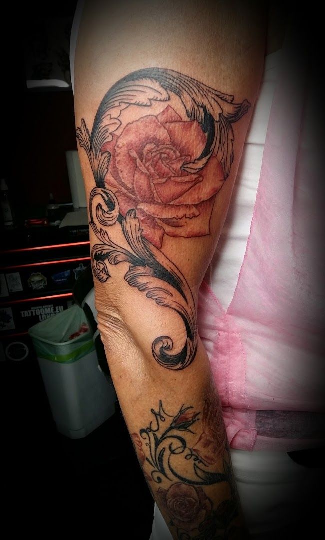 a woman with a rose narben tattoo on her arm, berlin, germany