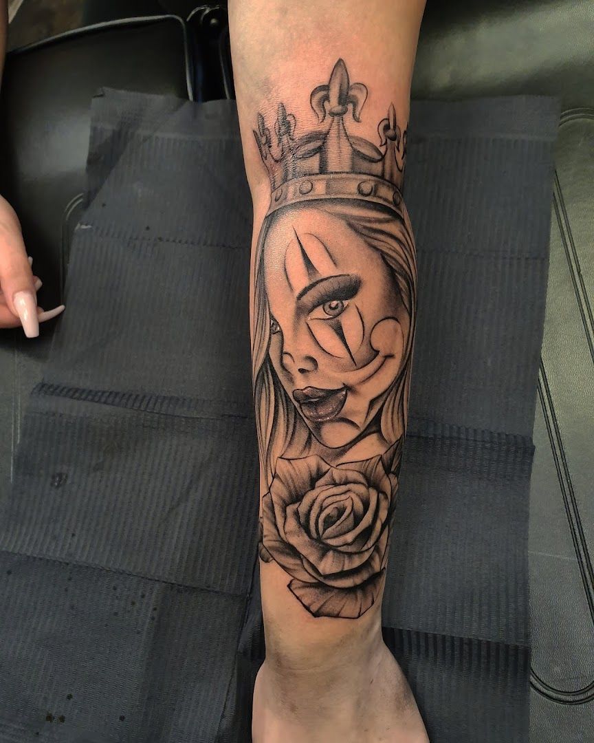 a narben tattoo of a woman with a crown on her leg, hof, germany