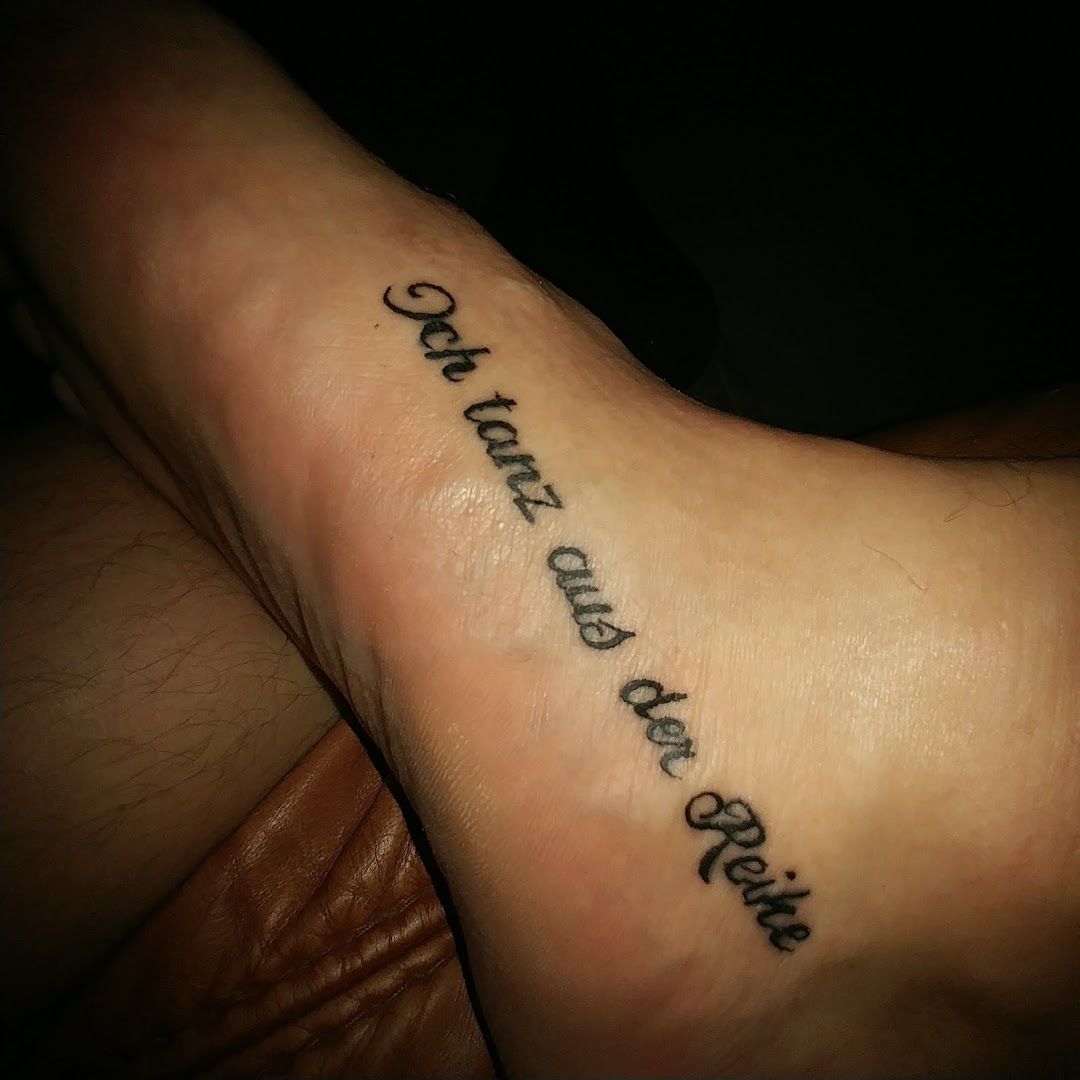 a narben tattoo saying on the foot of a woman, leipzig, germany