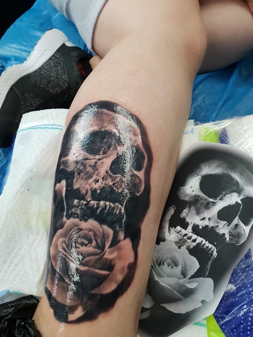 a japanische tattoos in leipzig of a skull and roses on the arm, bad dürkheim, germany