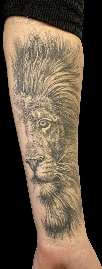 lion narben tattoo on wrist, northeim, germany