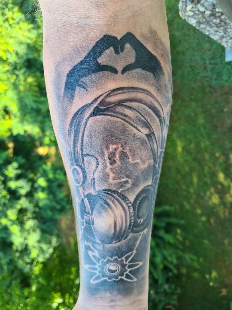 a narben tattoo of a woman with a bird on her arm, biberach, germany
