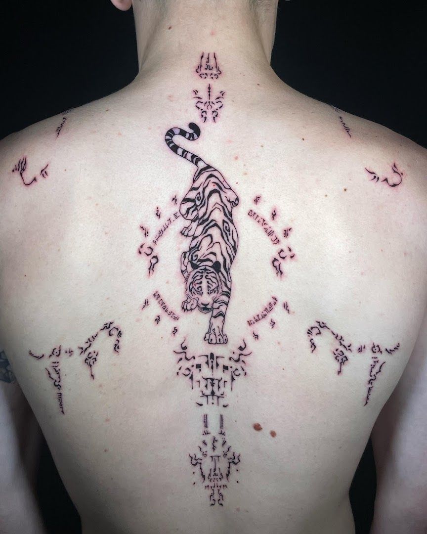 a man with a narben tattoo on his back, stuttgart, germany