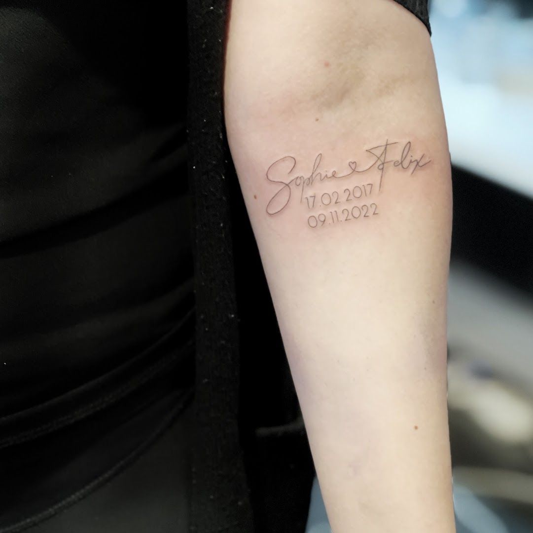 a woman with a narben tattoo saying'i love you ', aurich, germany