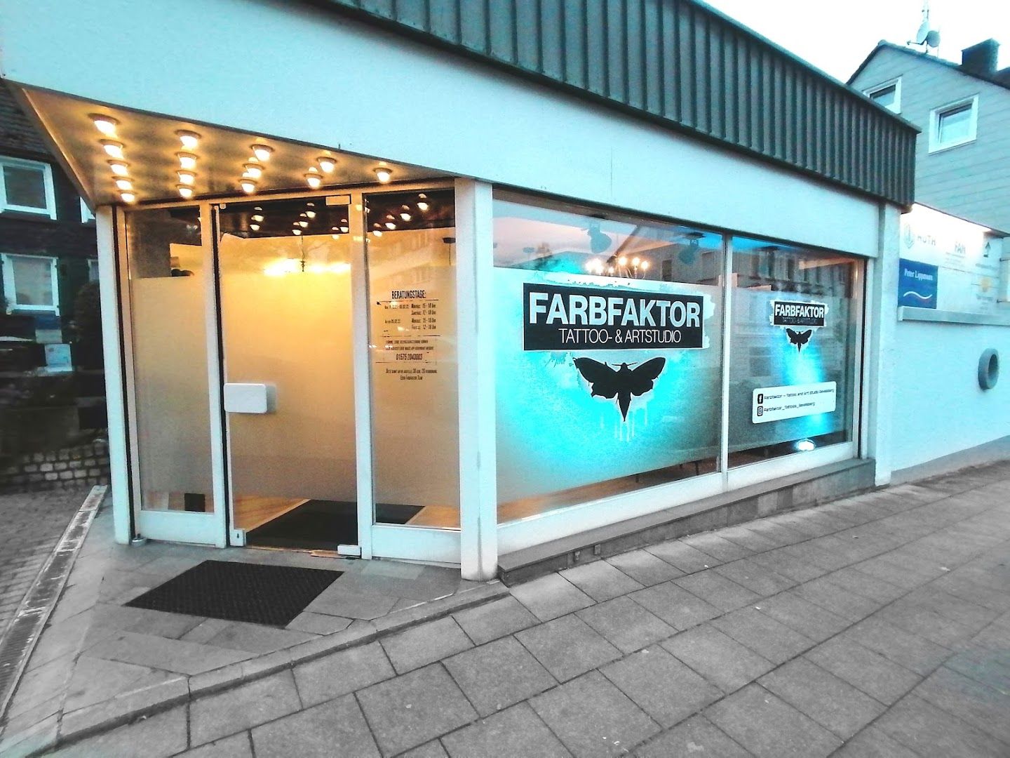 a storefront with a sign that says fary