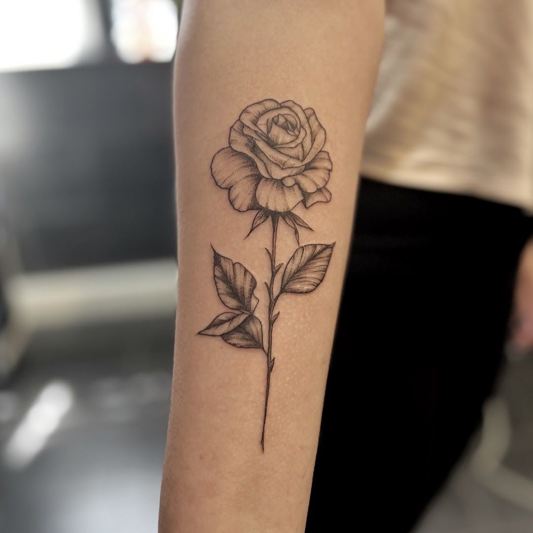 a rose narben tattoo on the arm, aurich, germany