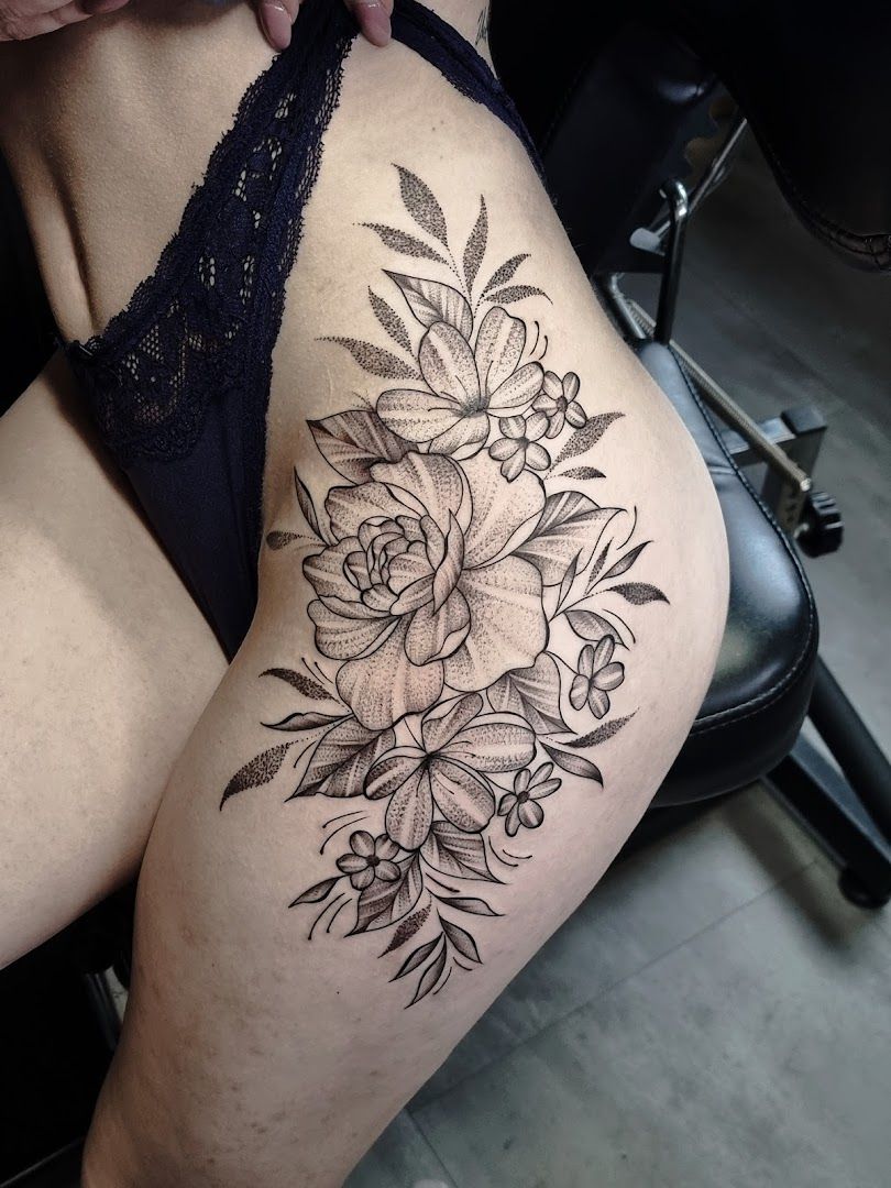 a woman's thigh with a narben tattoo of flowers, weißenburg-gunzenhausen, germany