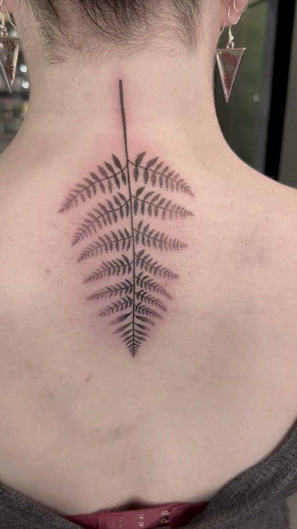 fern narben tattoo on the back, berlin, germany