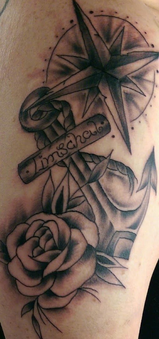 a cross and roses narben tattoo on the shoulder, paderborn, germany