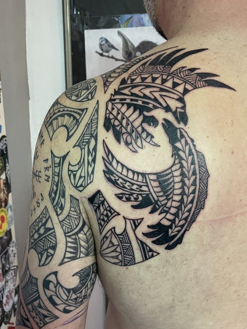 a man with a japanische tattoos in leipzig on his shoulder, aichach-friedberg, germany