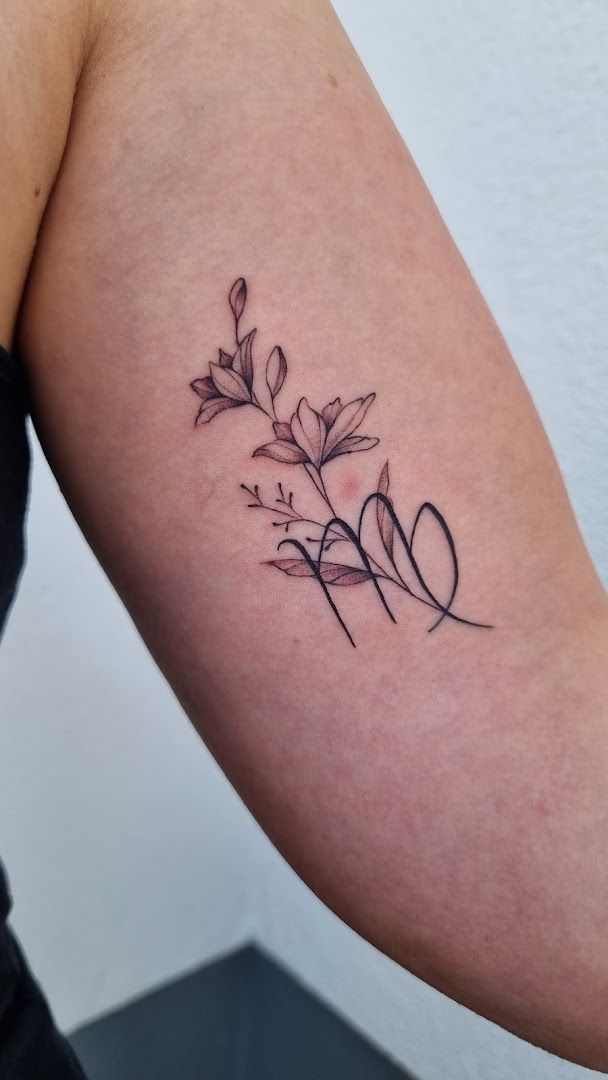 a small narben tattoo with a vine on the arm, rostock, germany