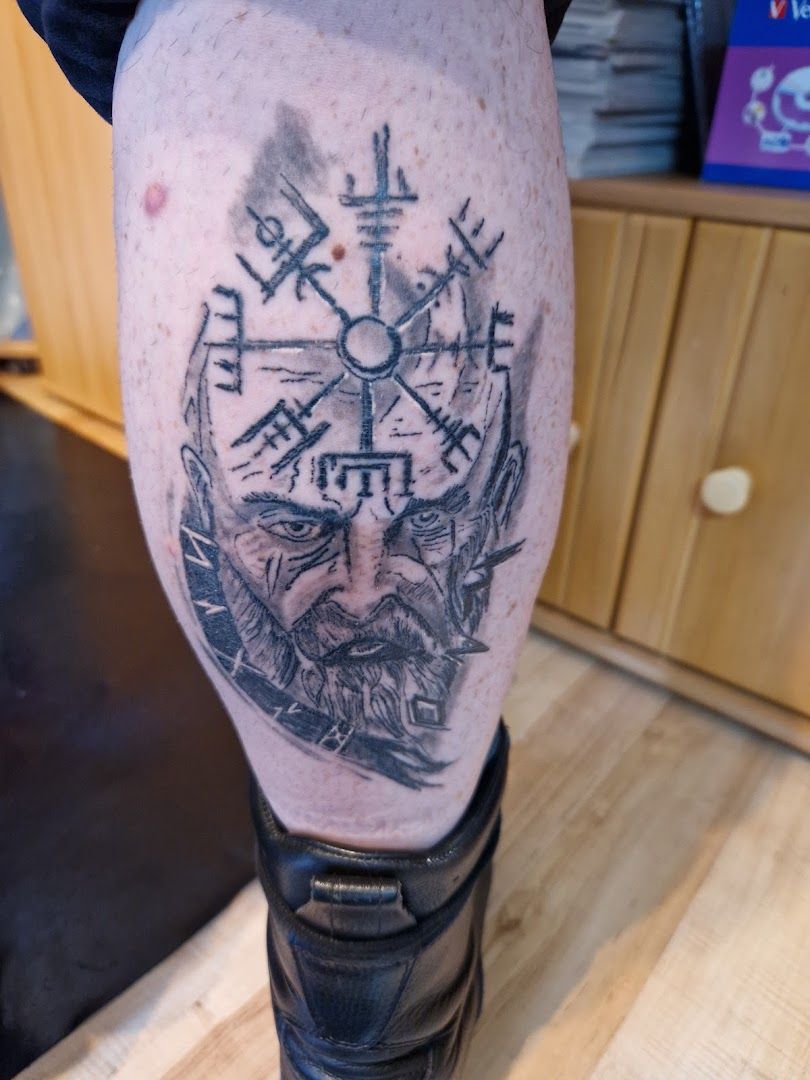 a narben tattoo on the leg of a man with a clock, ammerland, germany