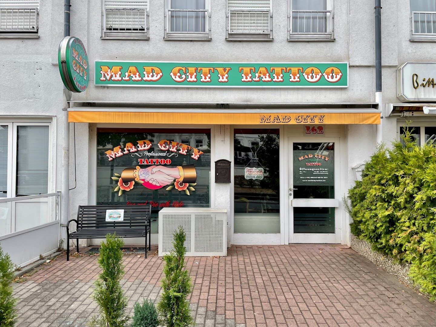 a restaurant with a sign that says'the best place to eat '