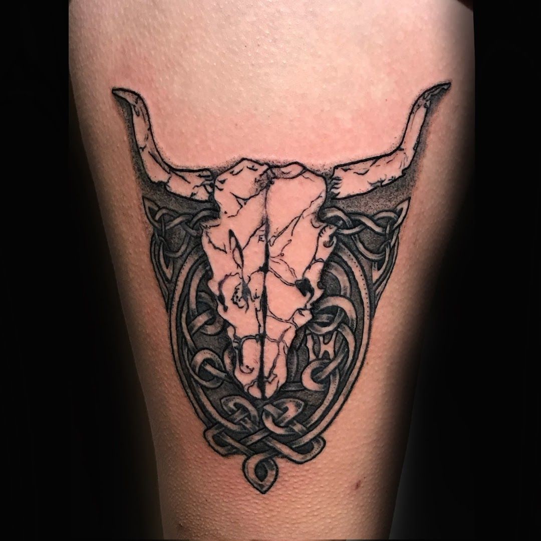 a bull skull narben tattoo on the leg, schleswig-flensburg, germany