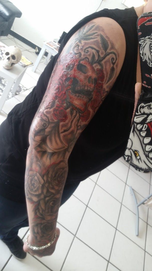 a man with a japanische tattoos in leipzig on his arm, schaumburg, germany