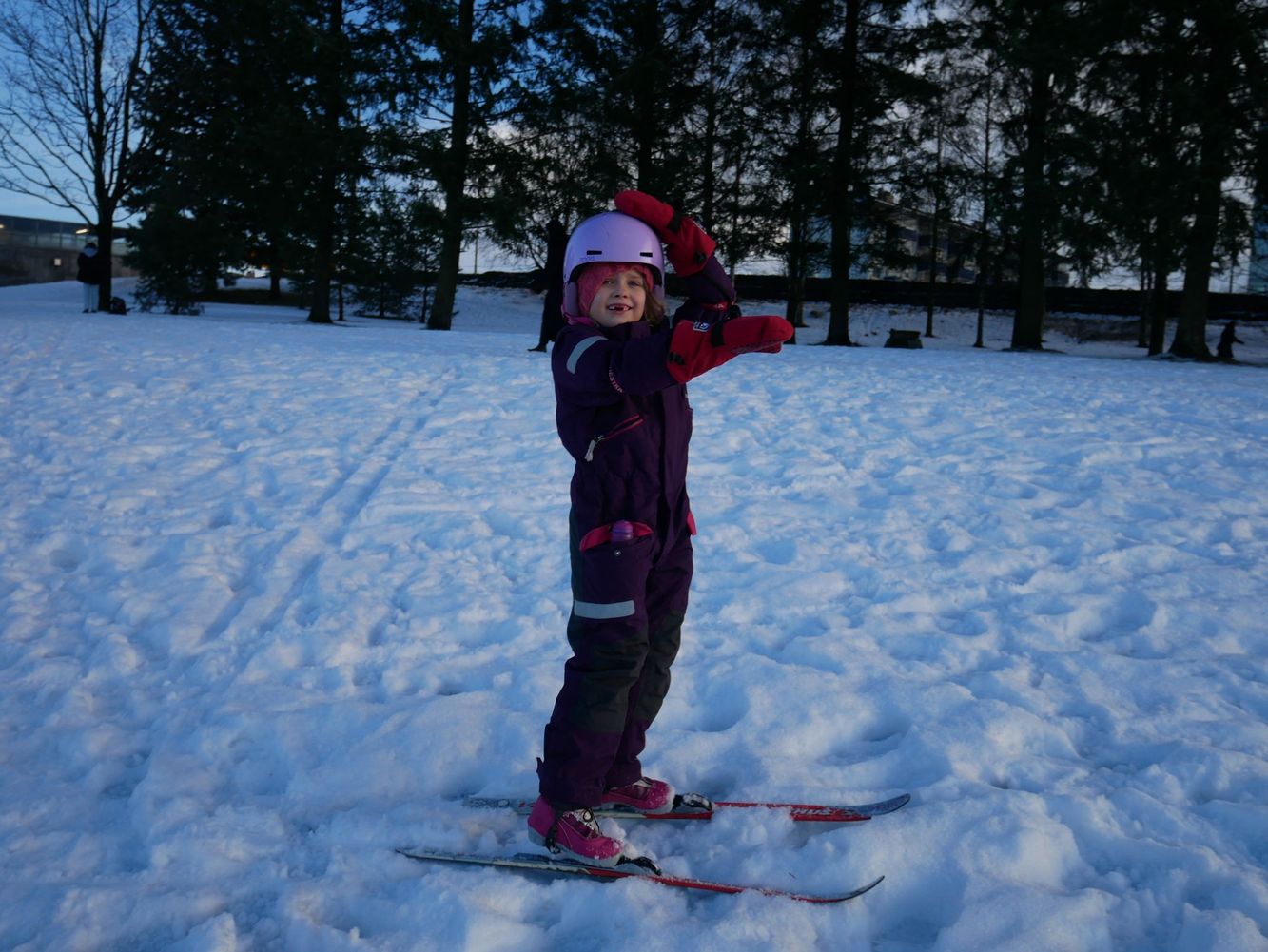 Lillian (7) goes skiing 8.1