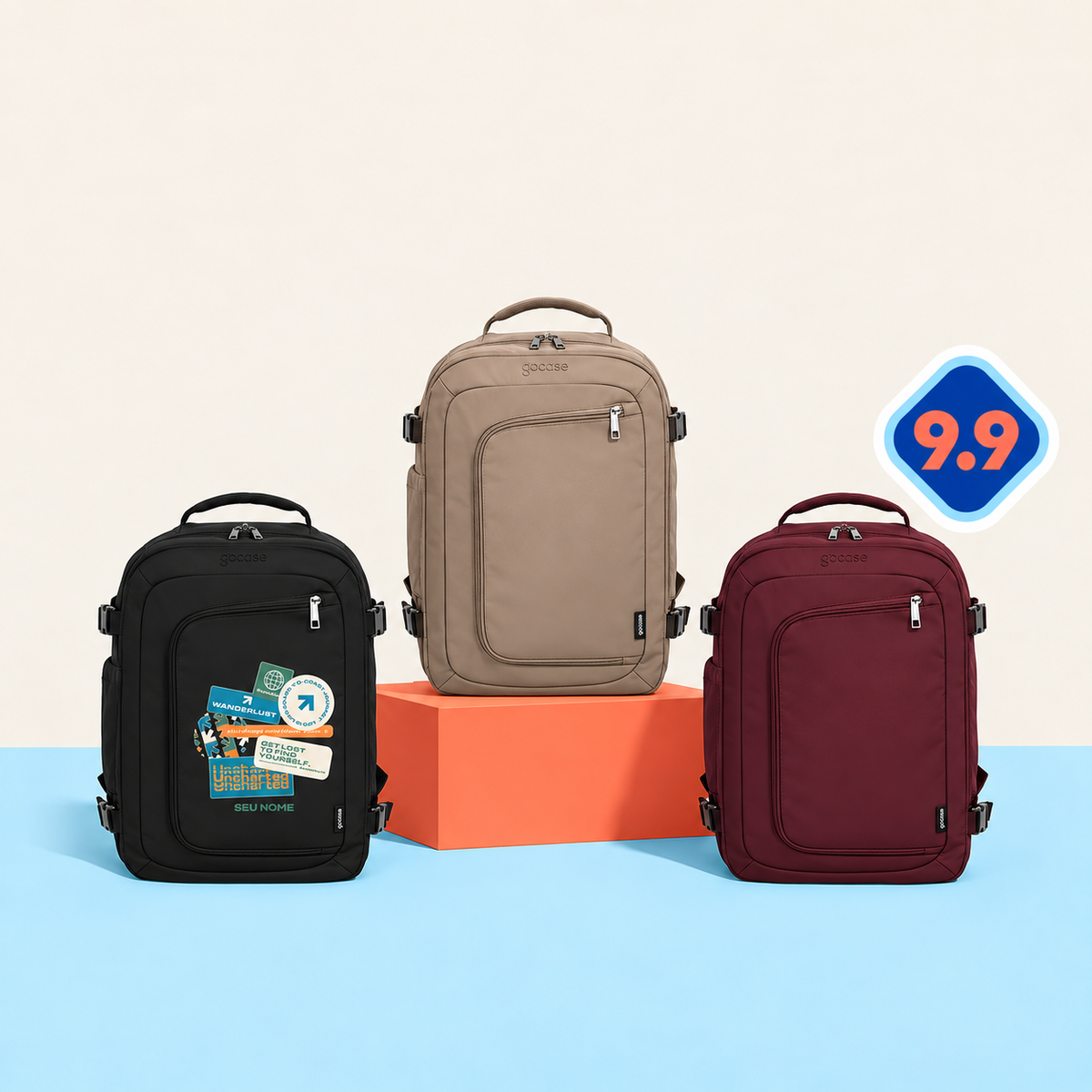 Mochilas Voyage preta e off-white em cenário coral