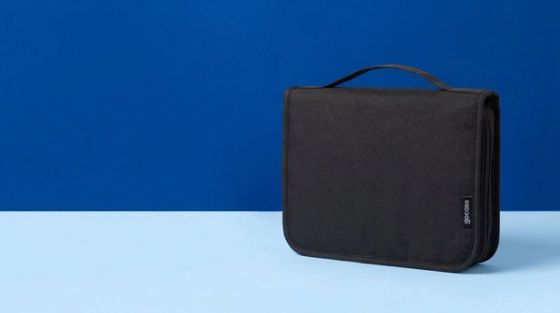 Necessaire Trip preta sobre fundo azul