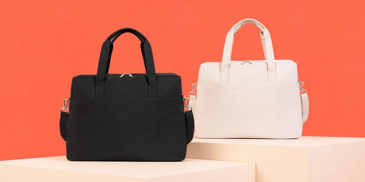 Bolsas Voyage preta e off-white em cenário coral