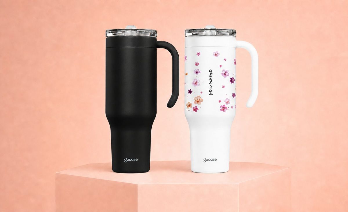 Copos Térmicos Life preto e branco com flores em cenário de estúdio