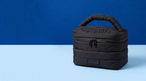 Necessaire Puffer preta sobre fundo azul
