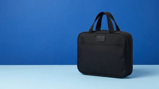 Necessaire Voyage preta sobre fundo azul