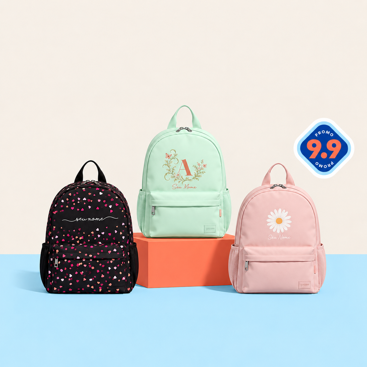 Mochilas Pop preta e off-white em cenário coral