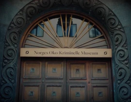 Bunke med fakturerer og et stempel på soppen hvor det står "forsfalsket"