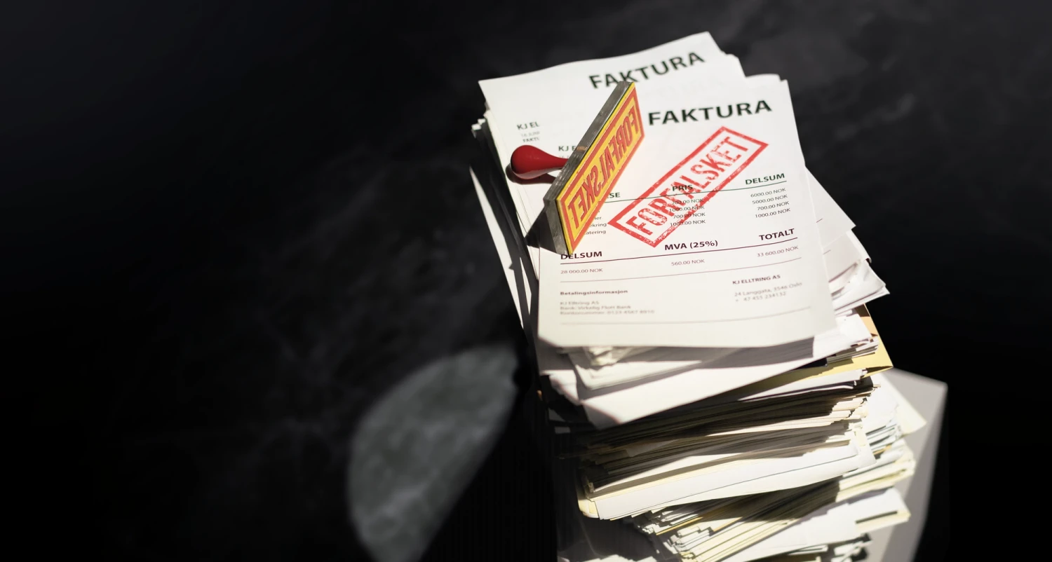 Bunke med fakturaer hvor det på toppen ligger et stempel hvor det står "forfalsket"