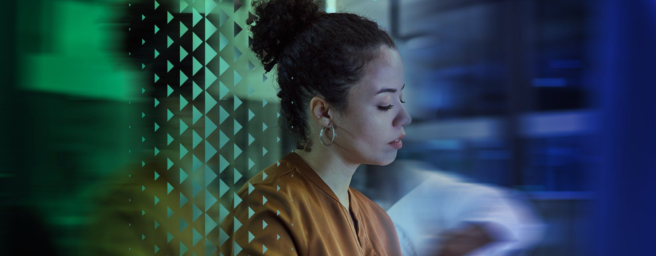 Nainen työpöydän äärellä