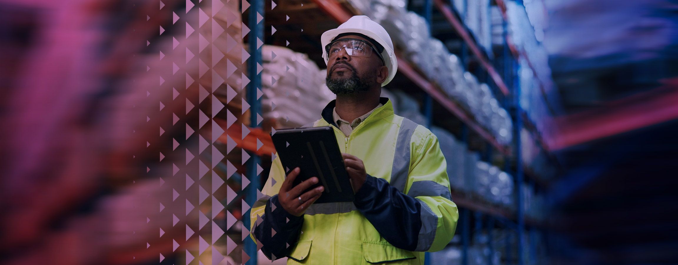 Kypäräpäinen mies varastolla