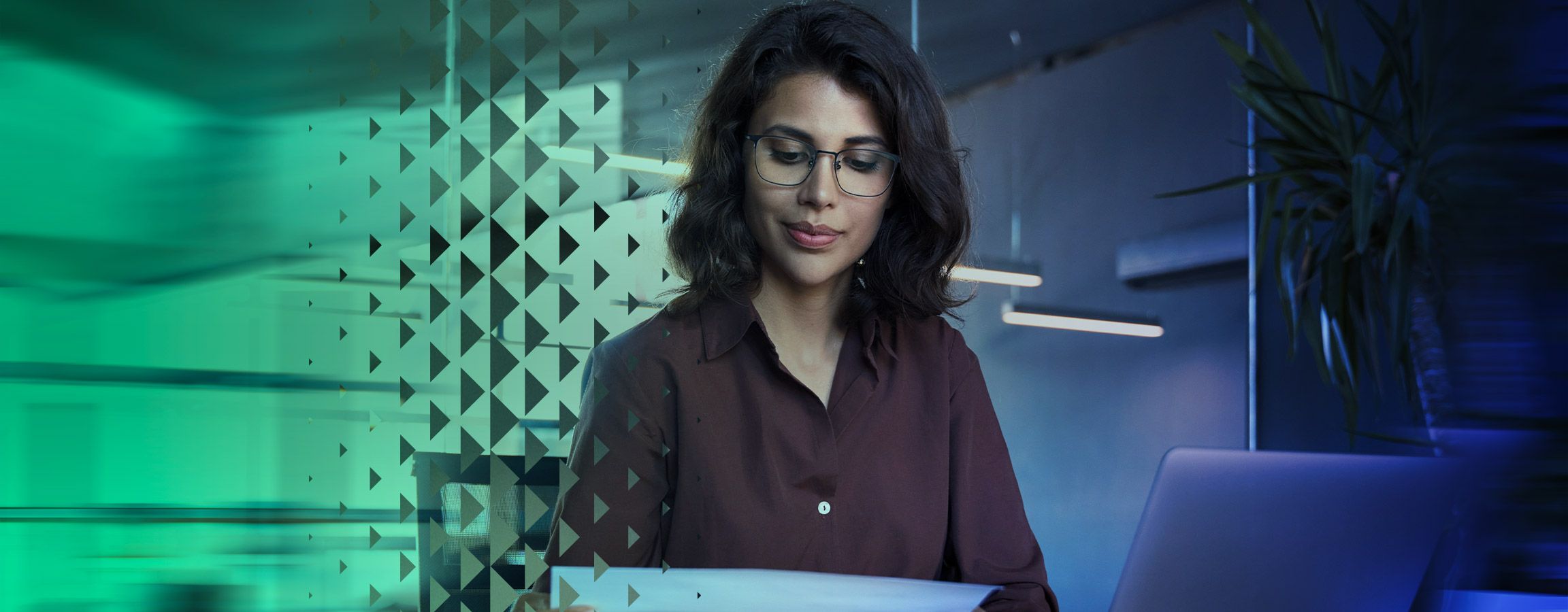 Nainen ja tablettitietokone