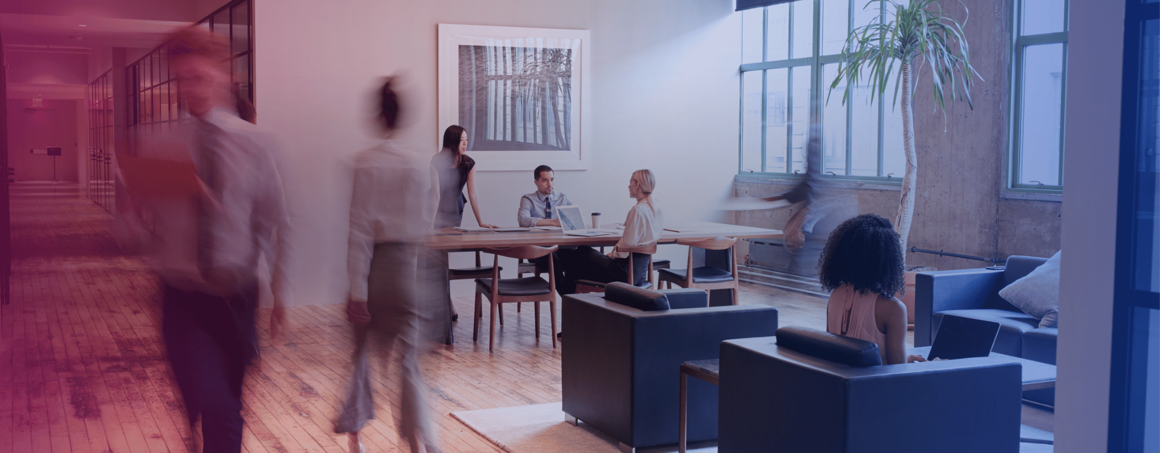 Ihmisiä kävelemässä ja istumassa toimistolla