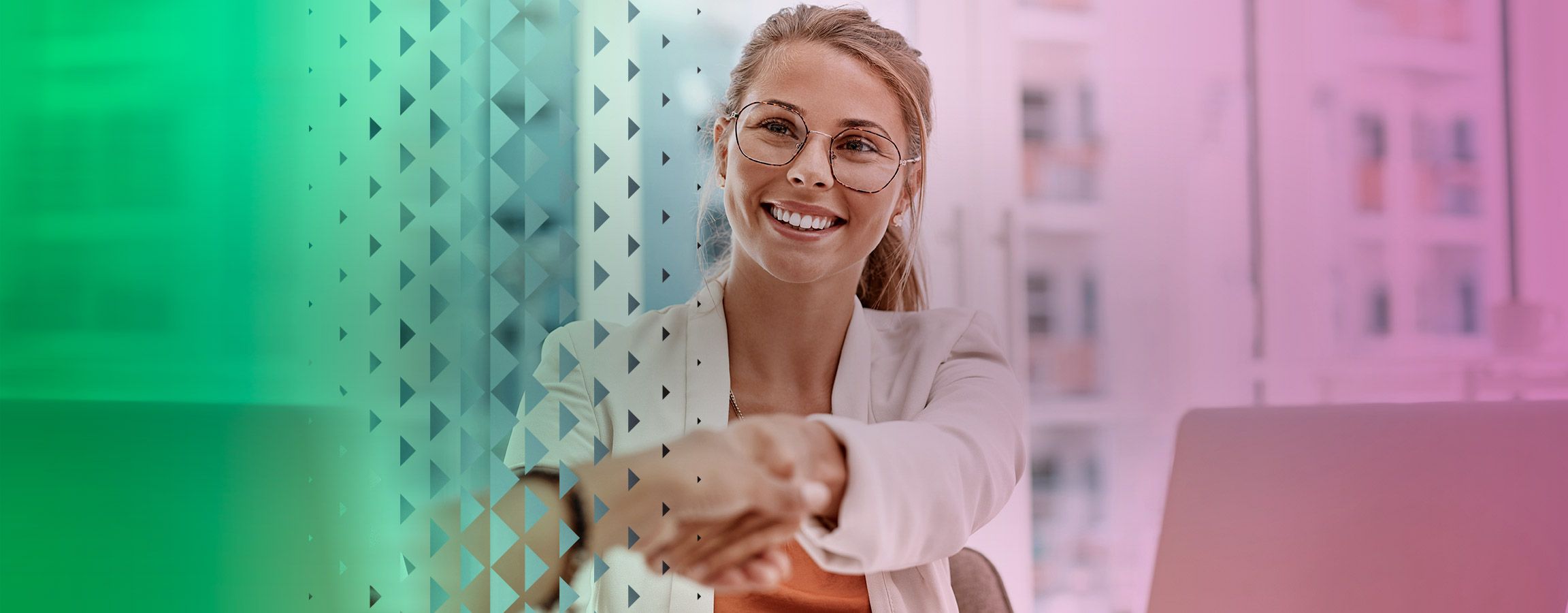 Hymyilevä nainen kättelee