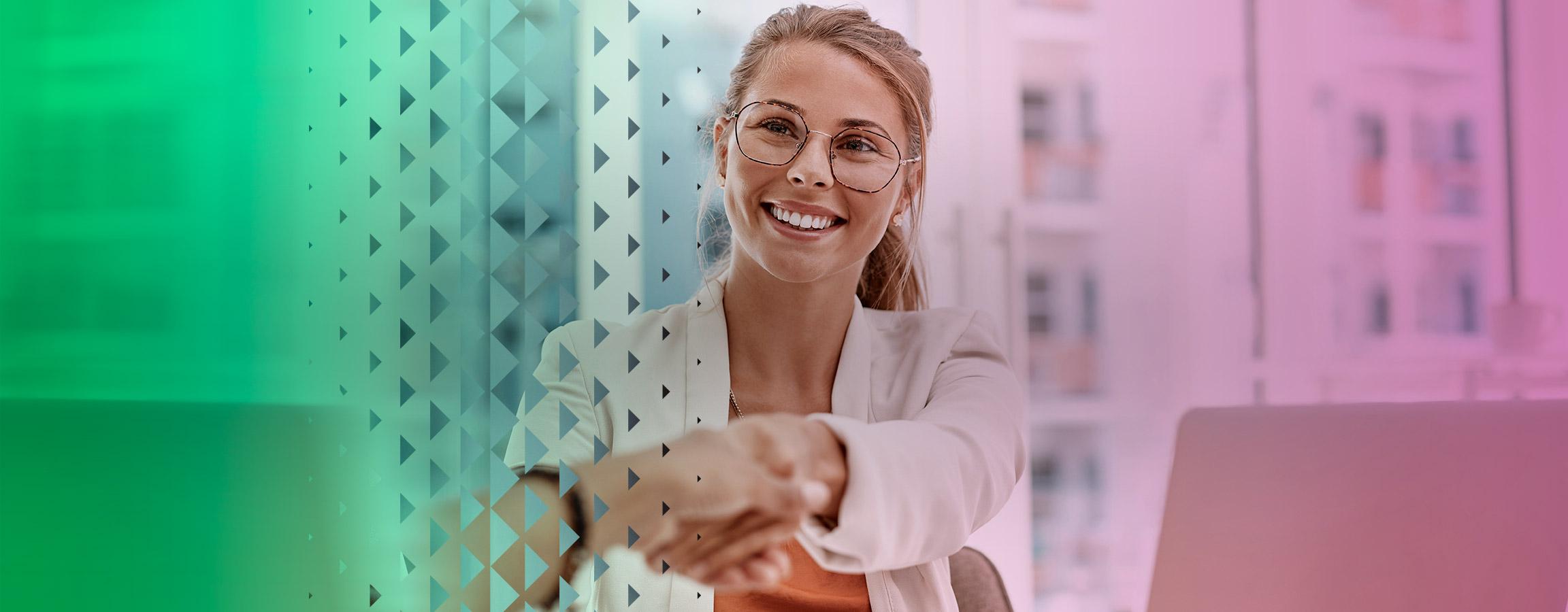 Hymyilevä nainen kättelee