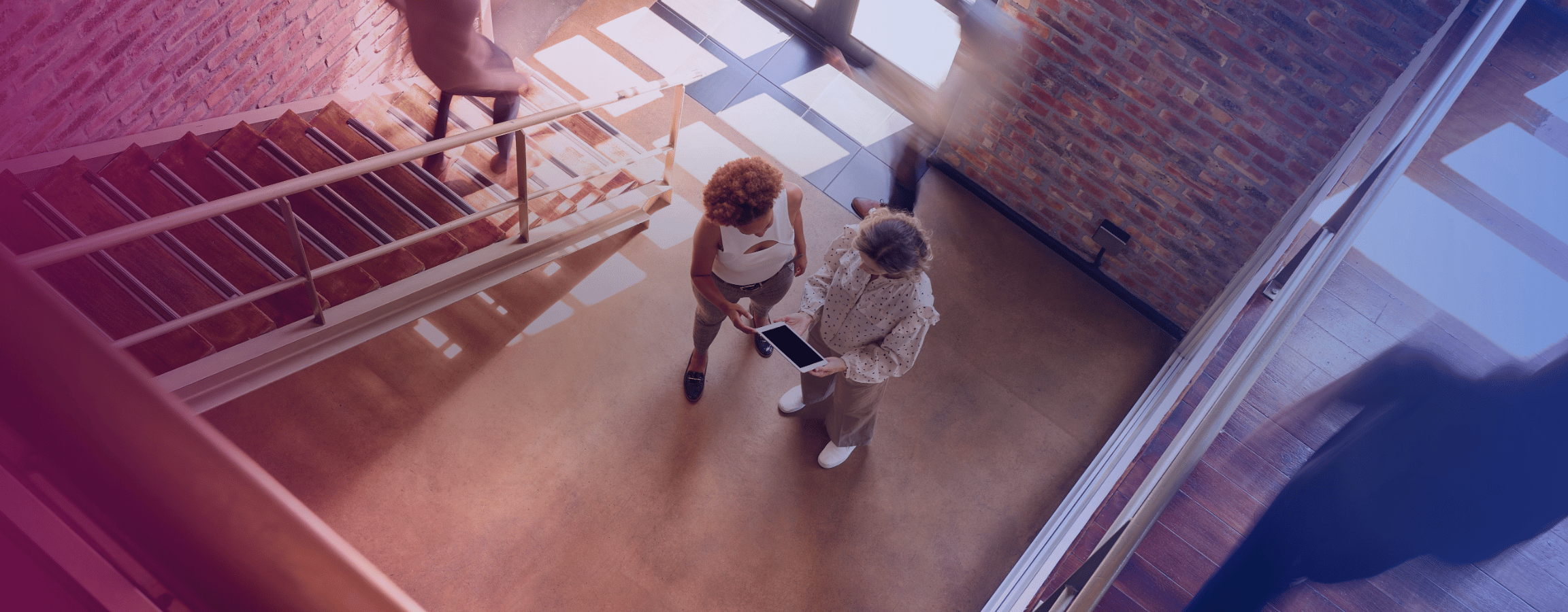 2 ihmistä seisoo yhdessä