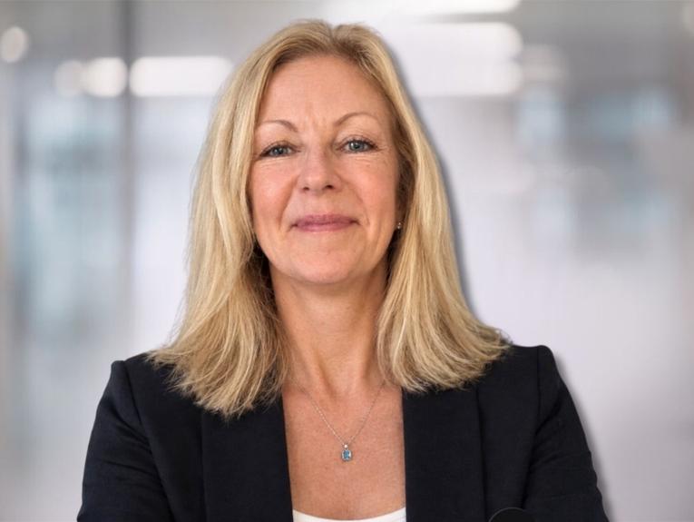 headshot of lisa mead